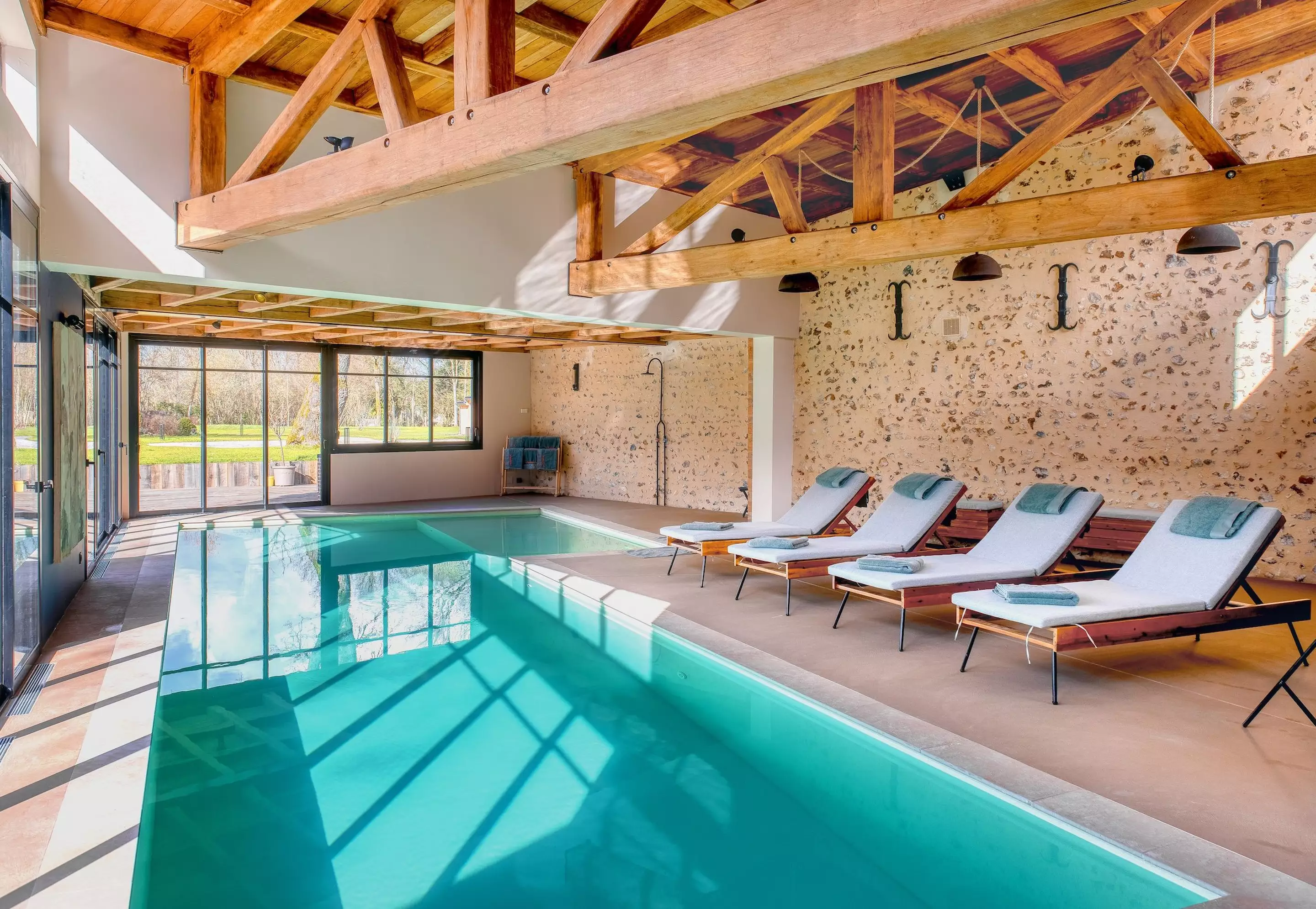 piscine intérieure décoration rustique chic Villa Martinière piscine intérieure décoration rustique chic Villa Martinière