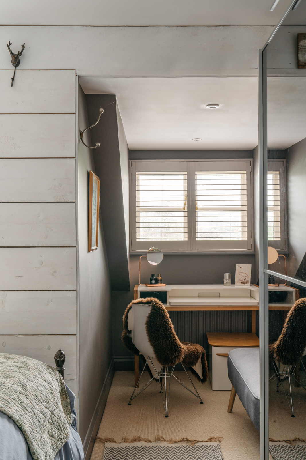 chambre grise avec espace bureau décoration contemporaine