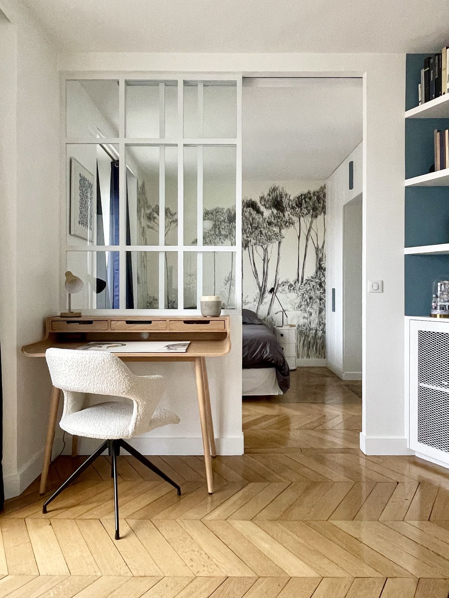 bureau avec verrière blanche rénovation partielle appartement Paris Happy Pog Charlotte Gille bureau avec verrière blanche rénovation partielle appartement Paris Happy Pog Charlotte Gille
