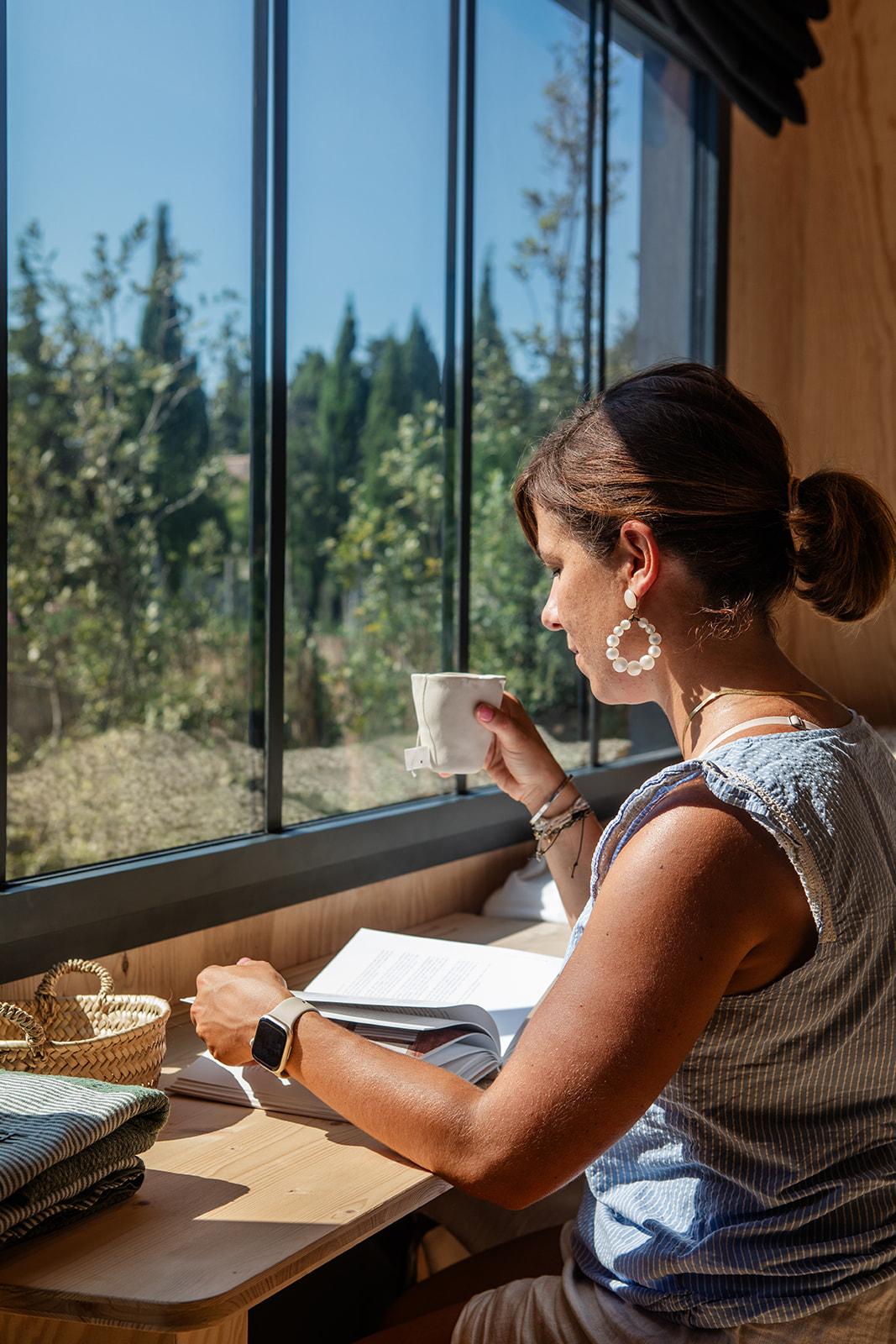 femme devant fenêtre femme devant fenêtre