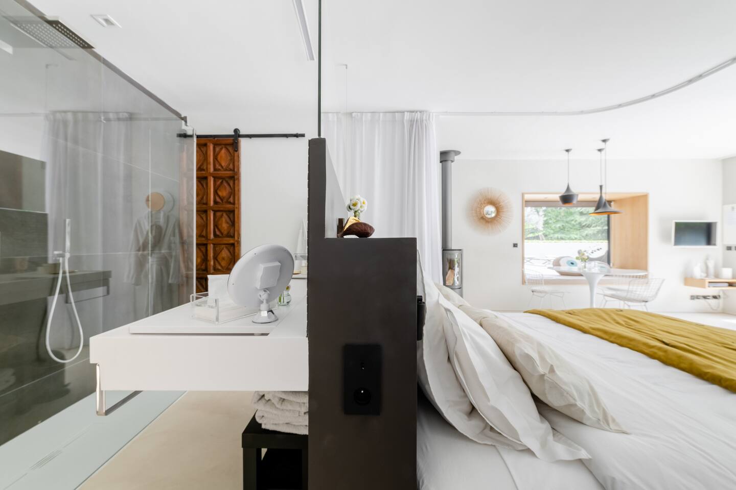chambre et salle de bain maison avec piscine décoration design Montpellier La Roselière chambre et salle de bain maison avec piscine décoration design Montpellier La Roselière