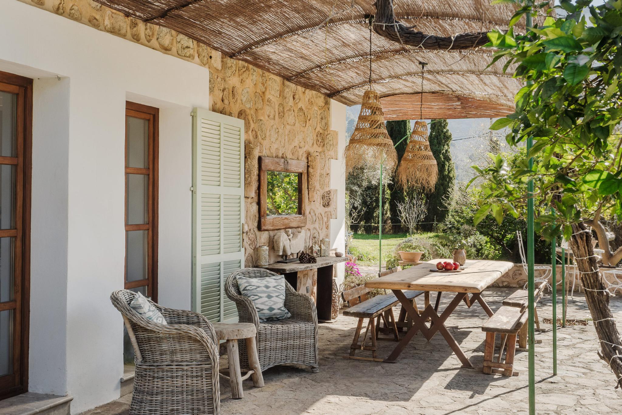 terrasse avec pergola acier maison en pierres Majorque terrasse avec pergola acier maison en pierres Majorque