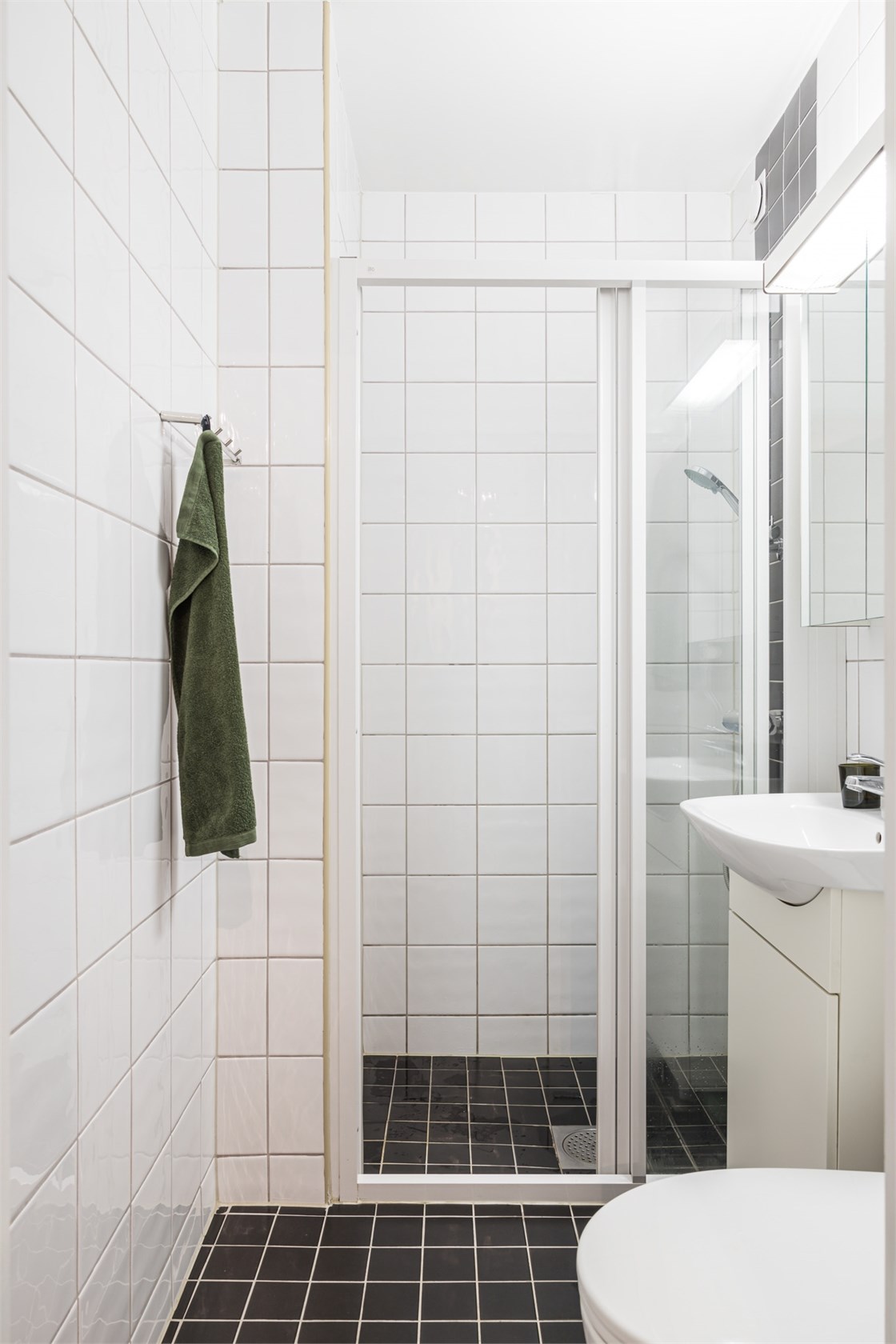 salle d salle d'eau carrelage blanc