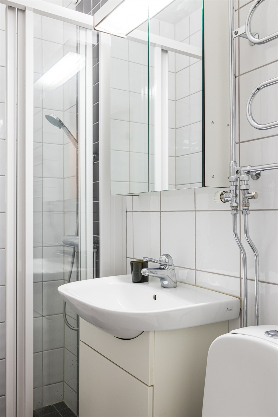 salle d salle d'eau carrelage blanc