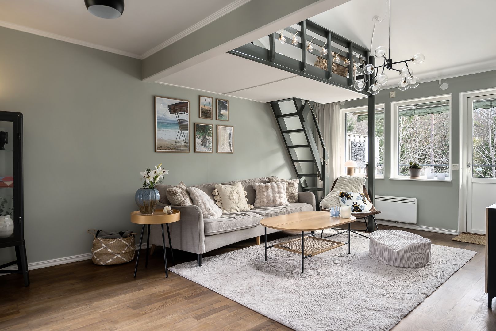 salon avec escalier et mezzanine mur gris vert décoration scandinave salon avec escalier et mezzanine mur gris vert décoration scandinave