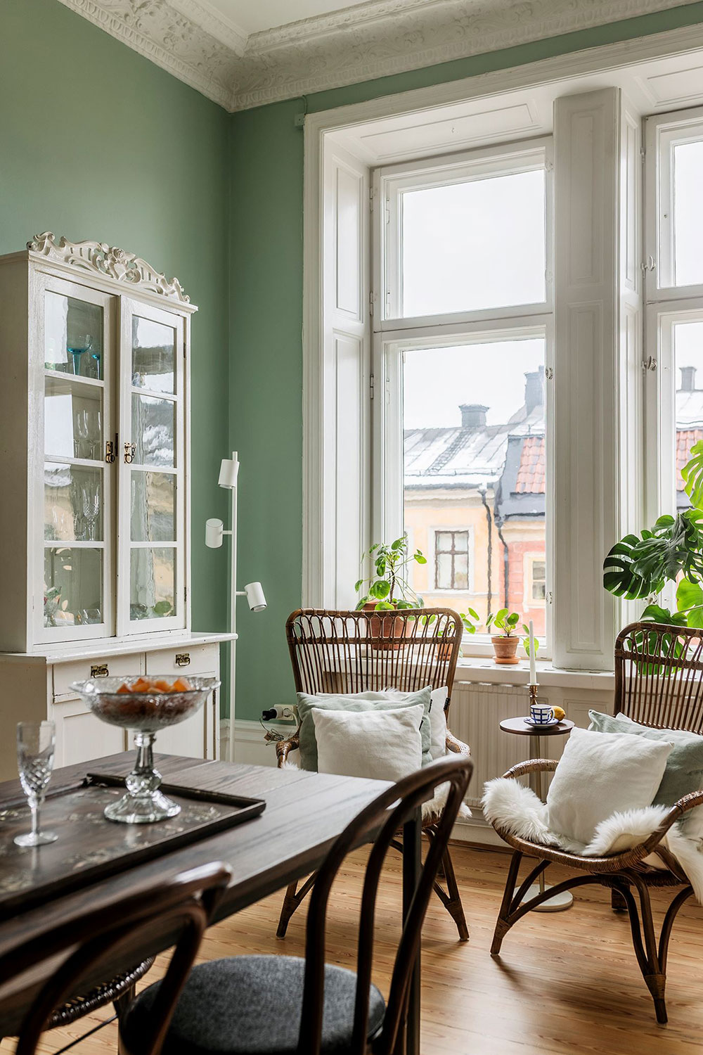 salle à manger mur vert décoration classique chic