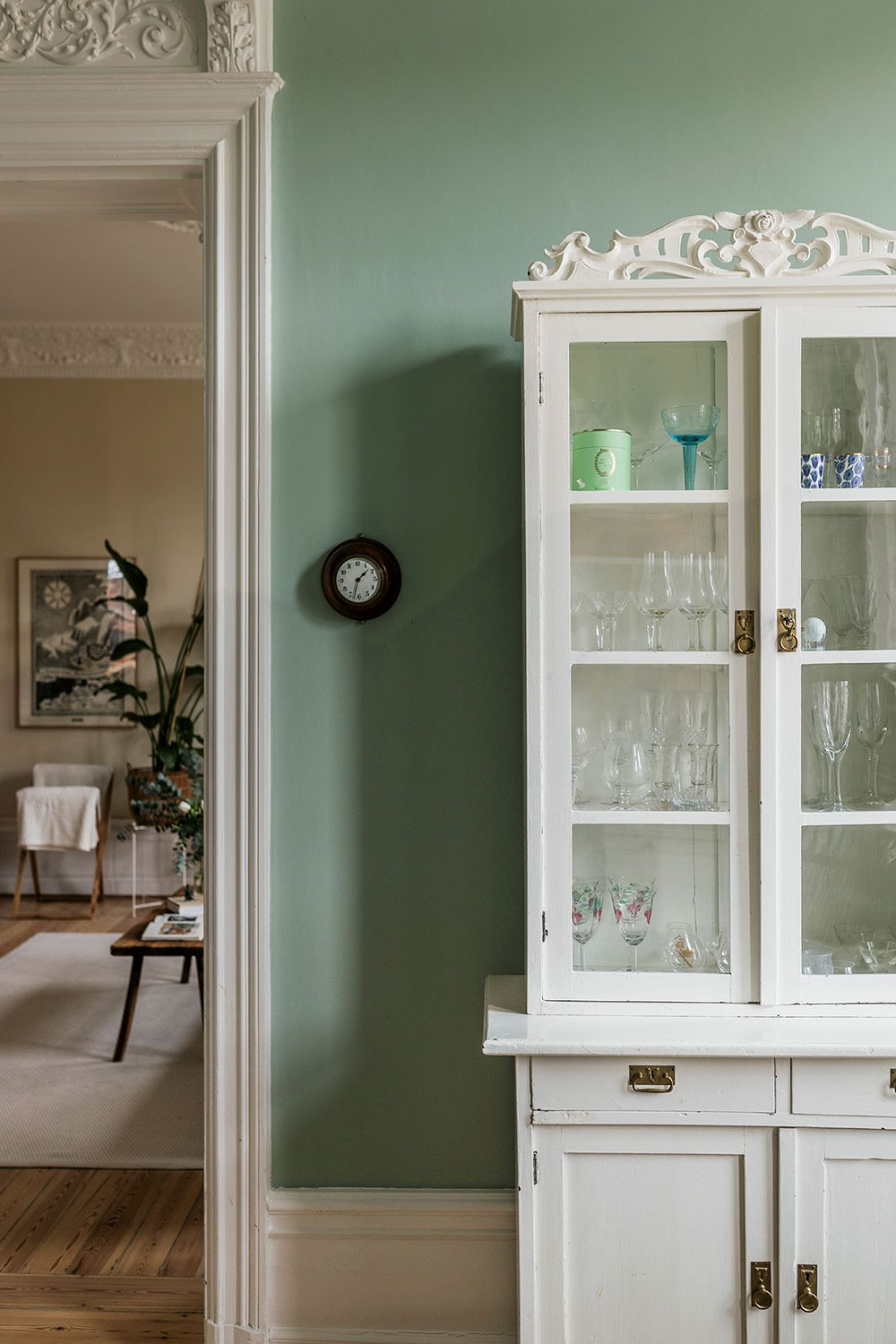 salle à manger avec moulures décoration classique chic