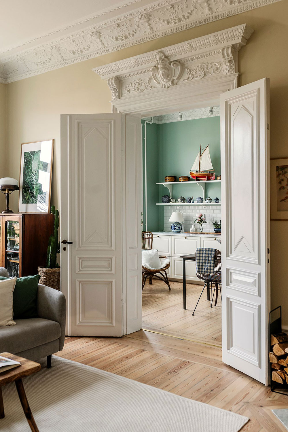 salon avec moulures décoration classique chic