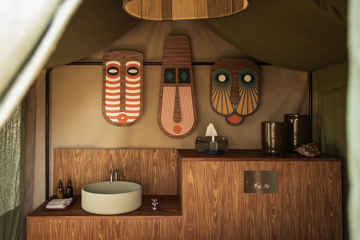 salle de bain décoration ethnique chic Singita Mara River Tented Camp salle de bain décoration ethnique chic Singita Mara River Tented Camp