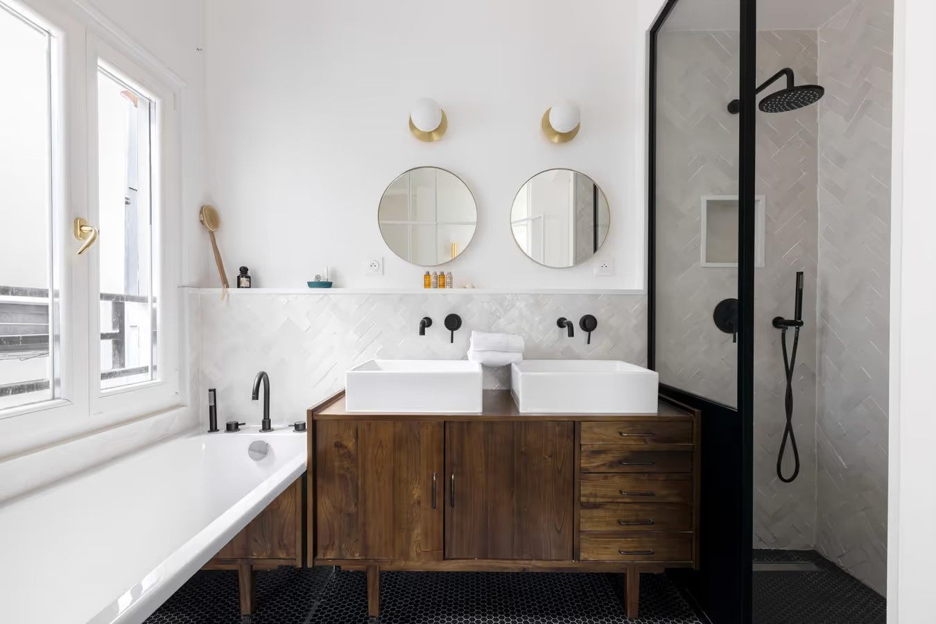 salle de bain design bois et blanche appartement Paris salle de bain design bois et blanche appartement Paris