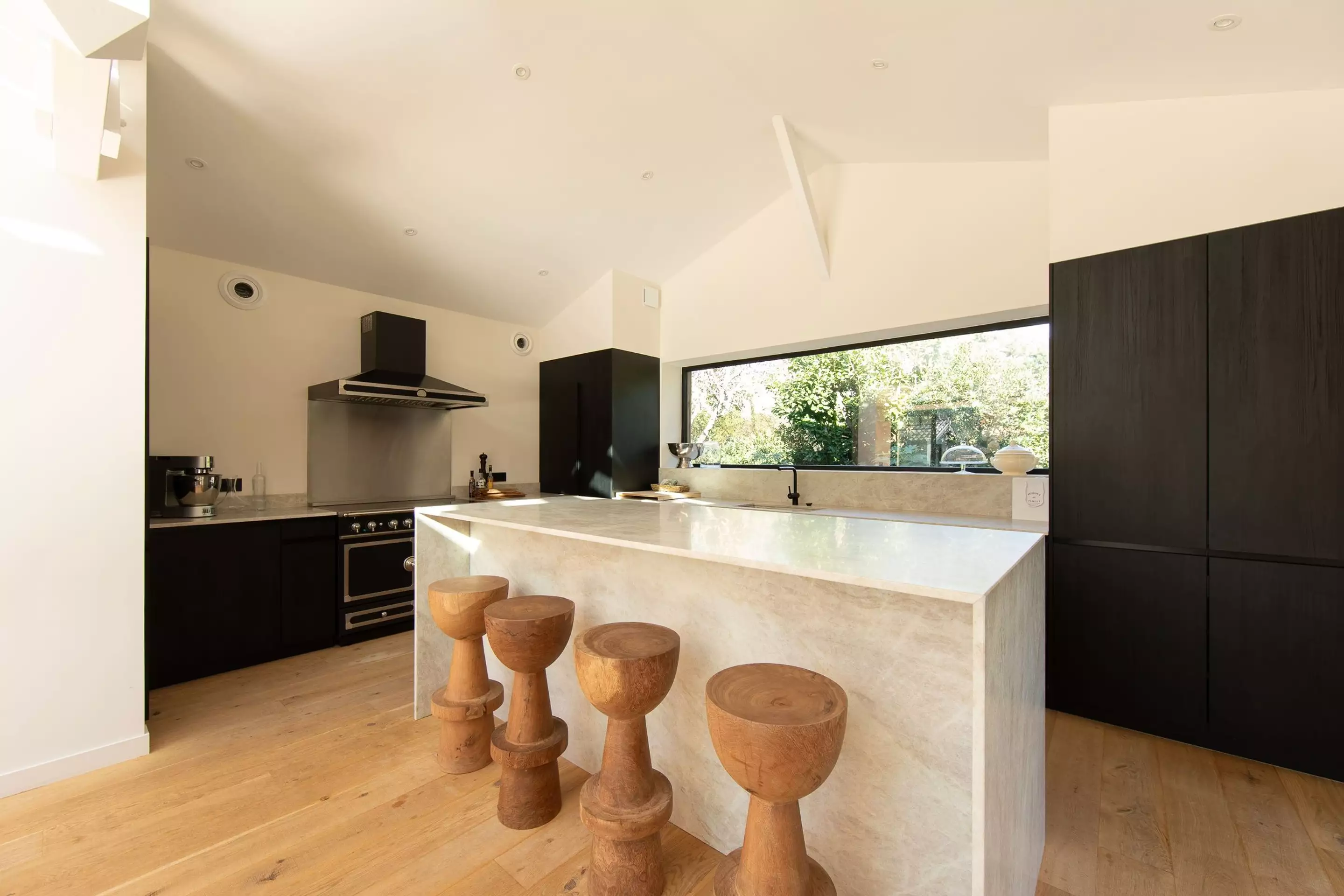 cuisine design blanche et noire avec îlot cuisine design blanche et noire avec îlot