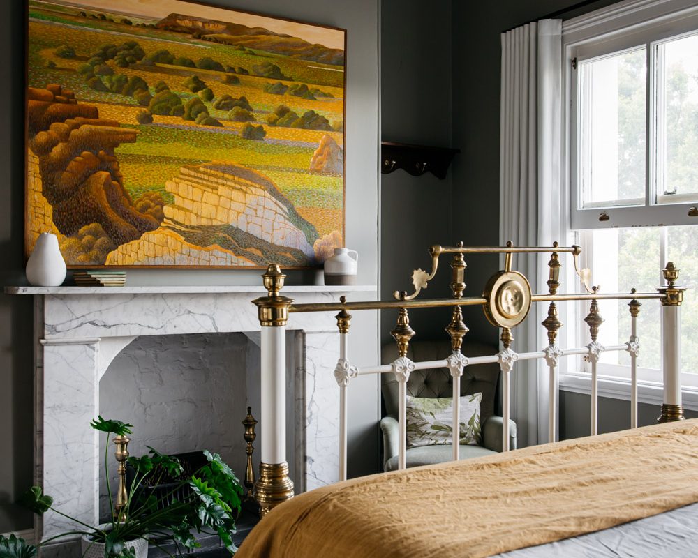 chambre avec cheminée décoration rustique chic Post & Telegraph chambre avec cheminée décoration rustique chic Post & Telegraph