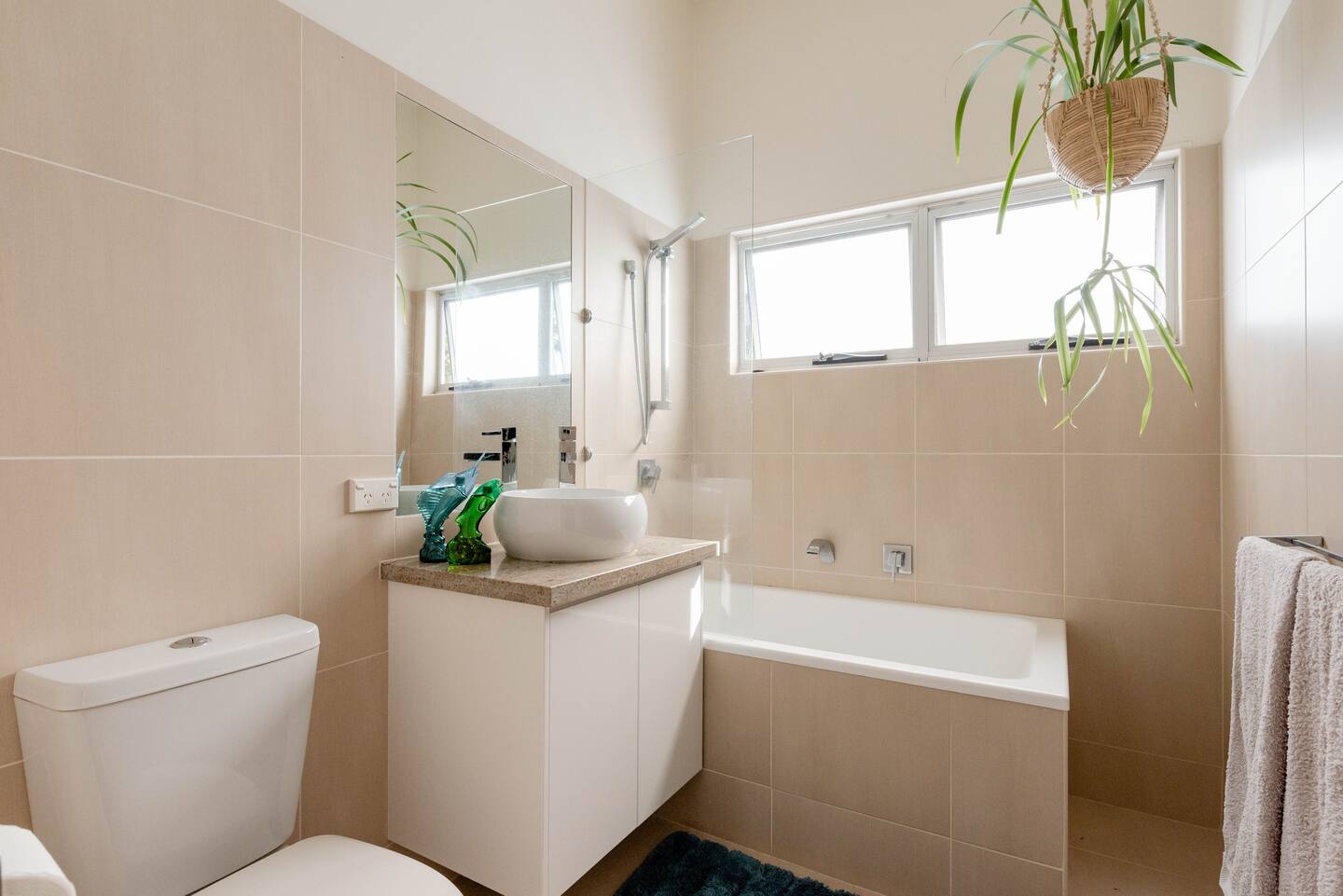 salle de bain moderne beige