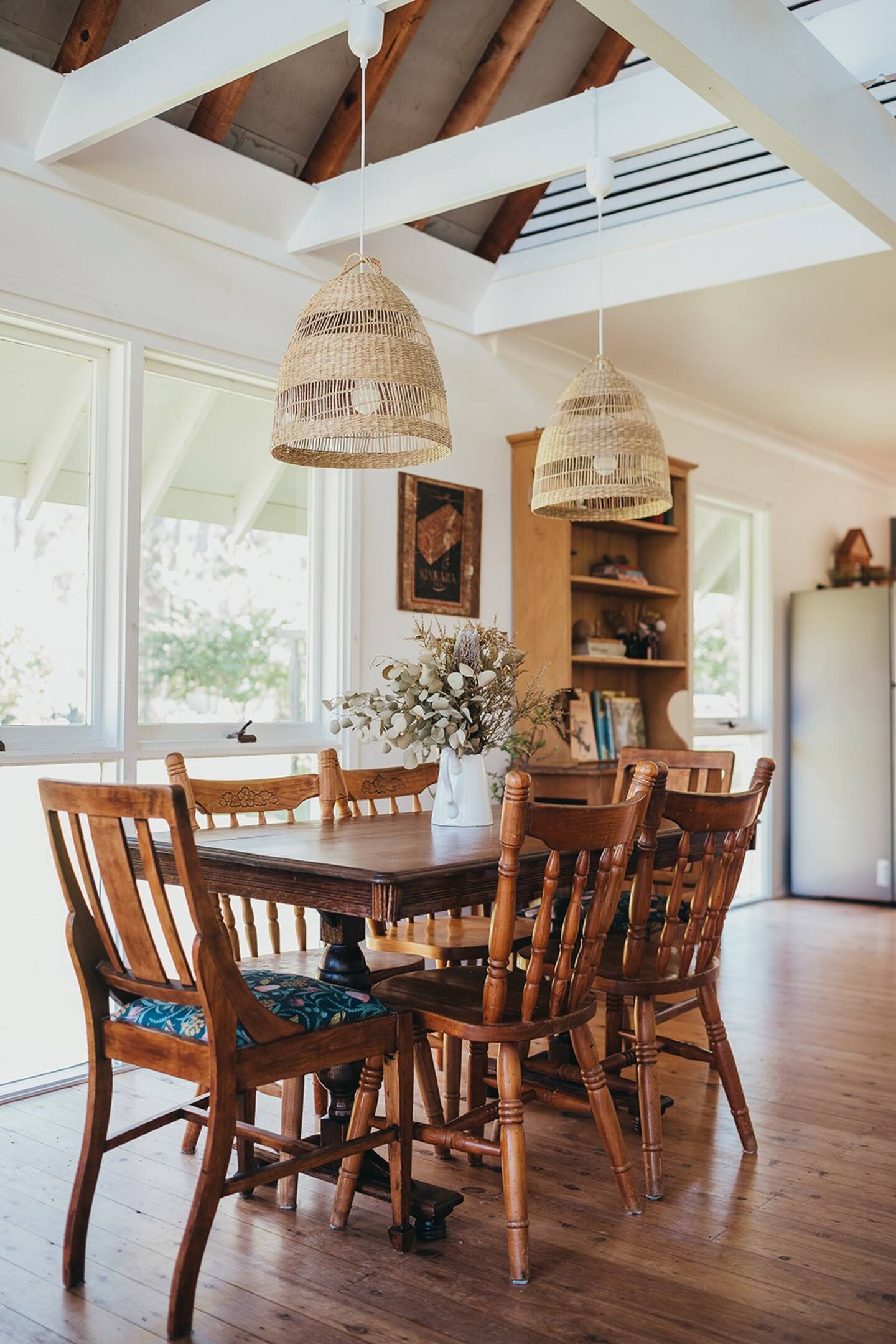 salle à manger avec poutres blanches maison en bois salle à manger avec poutres blanches maison en bois