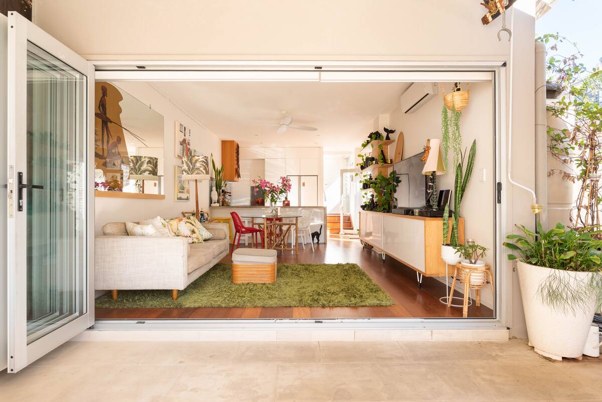 salon avec terrasse décoration contemporaine et colorée