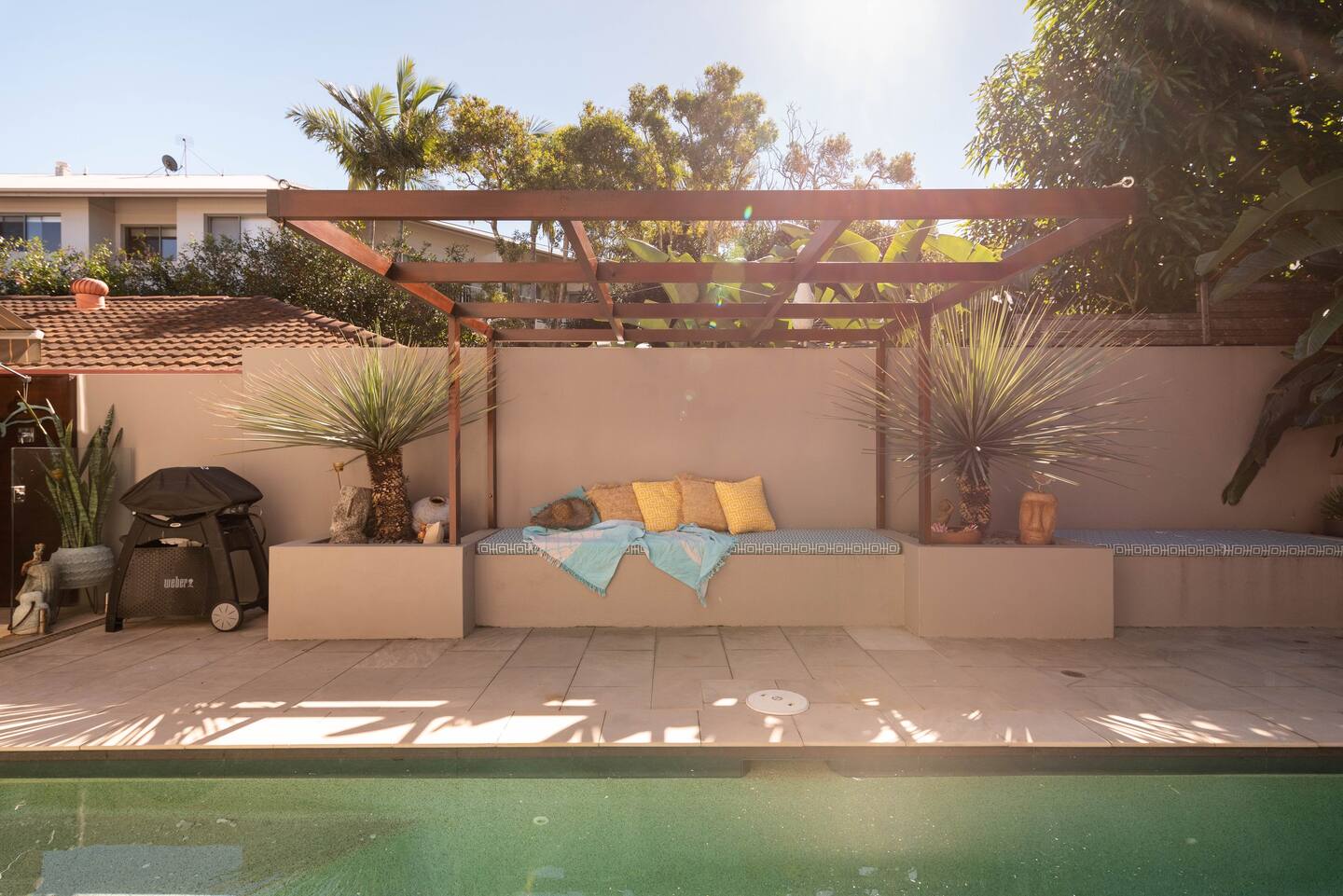 terrasse avec pergola et piscine