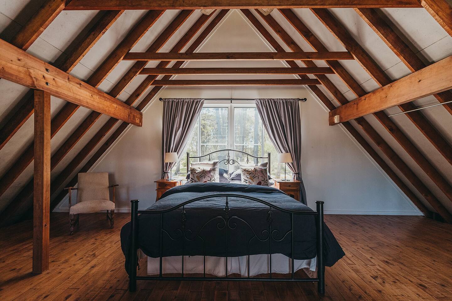 chambre mansardée avec poutres maison en bois chambre mansardée avec poutres maison en bois