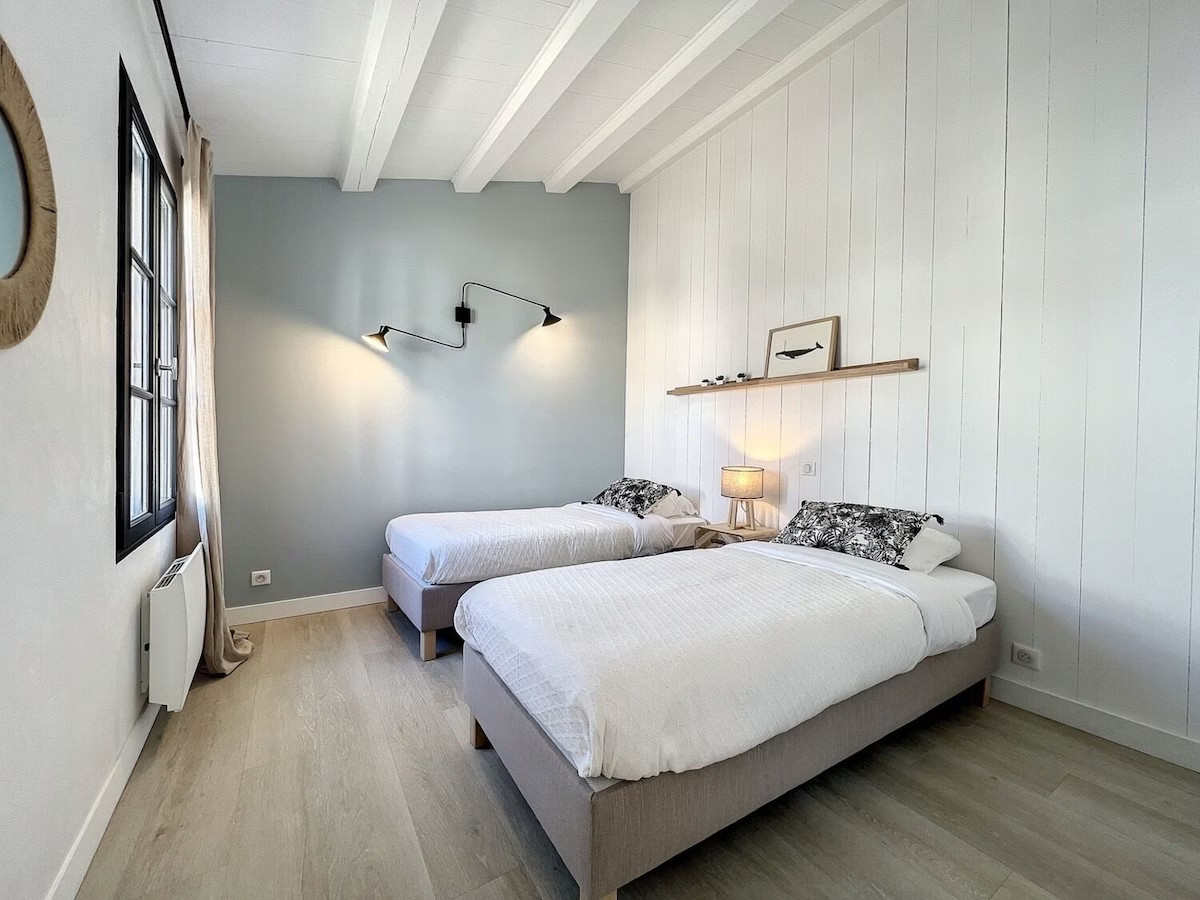 chambre à deux lits mur bleu clair maison Ile de Ré