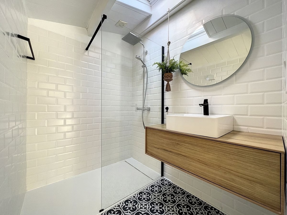salle de bain moderne avec carreaux de ciment