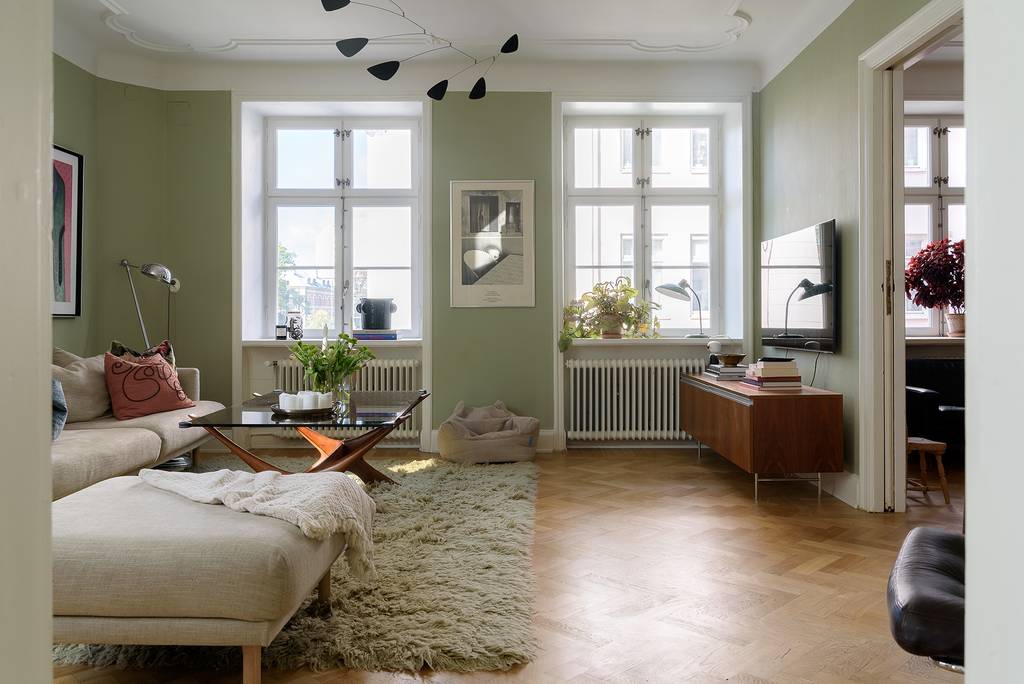 salon murs verts décoration vintage et scandinave