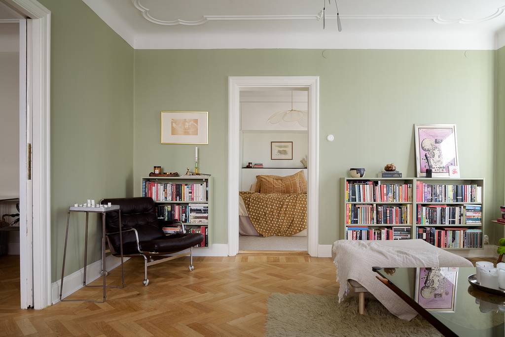 salon murs verts décoration vintage et scandinave