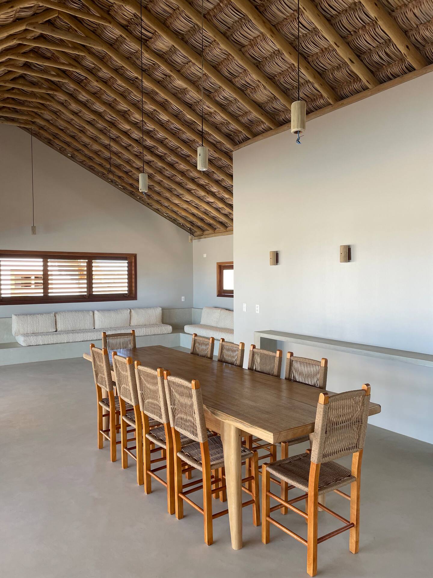 salle à manger rustique maison de plage avec piscine Brésil Casa Vaivém salle à manger rustique maison de plage avec piscine Brésil Casa Vaivém