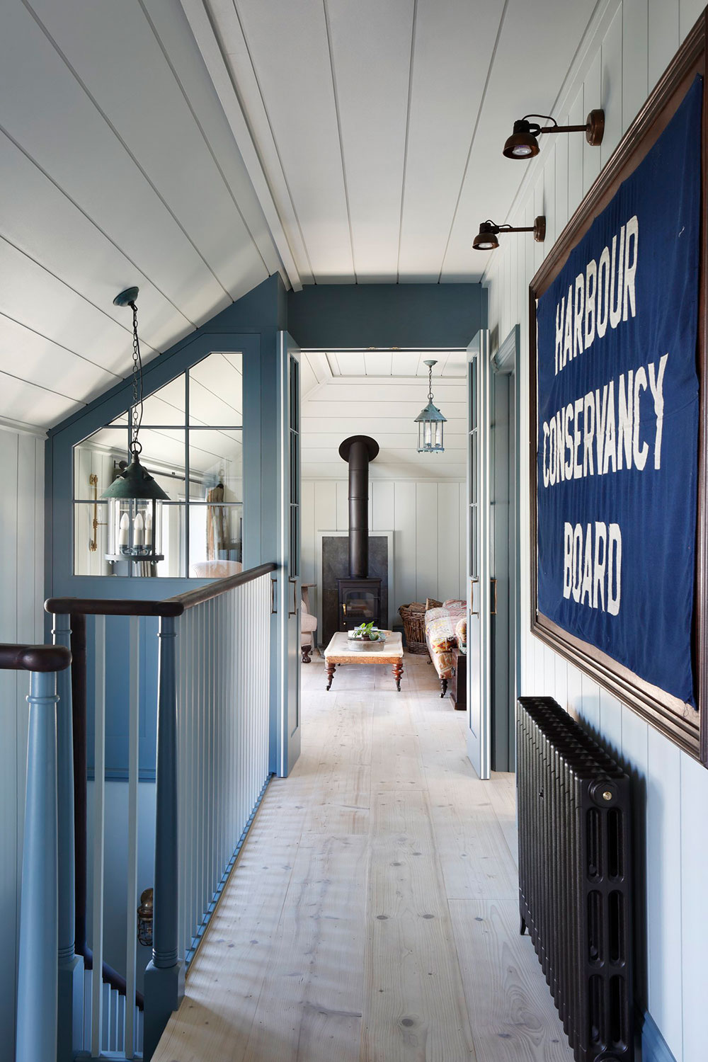 entrée bleue décoration rustique chic The Net Loft
