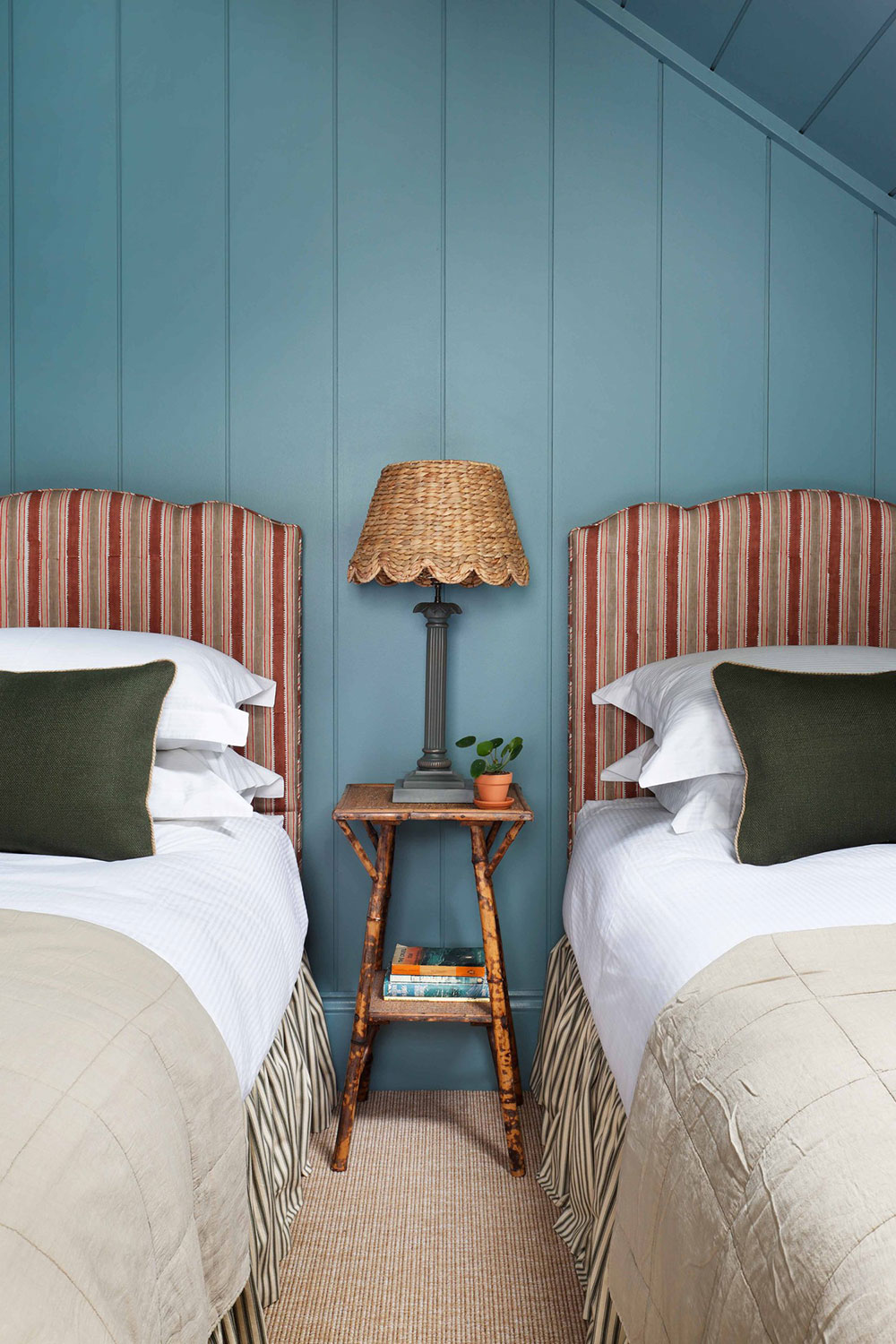 chambre à deux lits murs lambrissés bleus maison de pêcheur rénovée décoration rustique chic The Net Loft