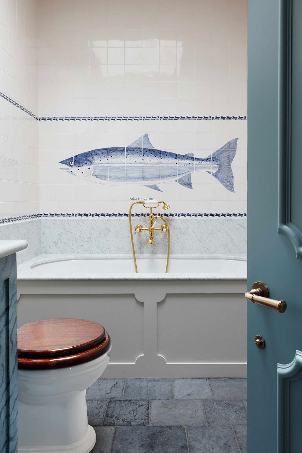 salle de bain carrelage poisson maison de pêcheur rénovée décoration rustique chic The Net Loft