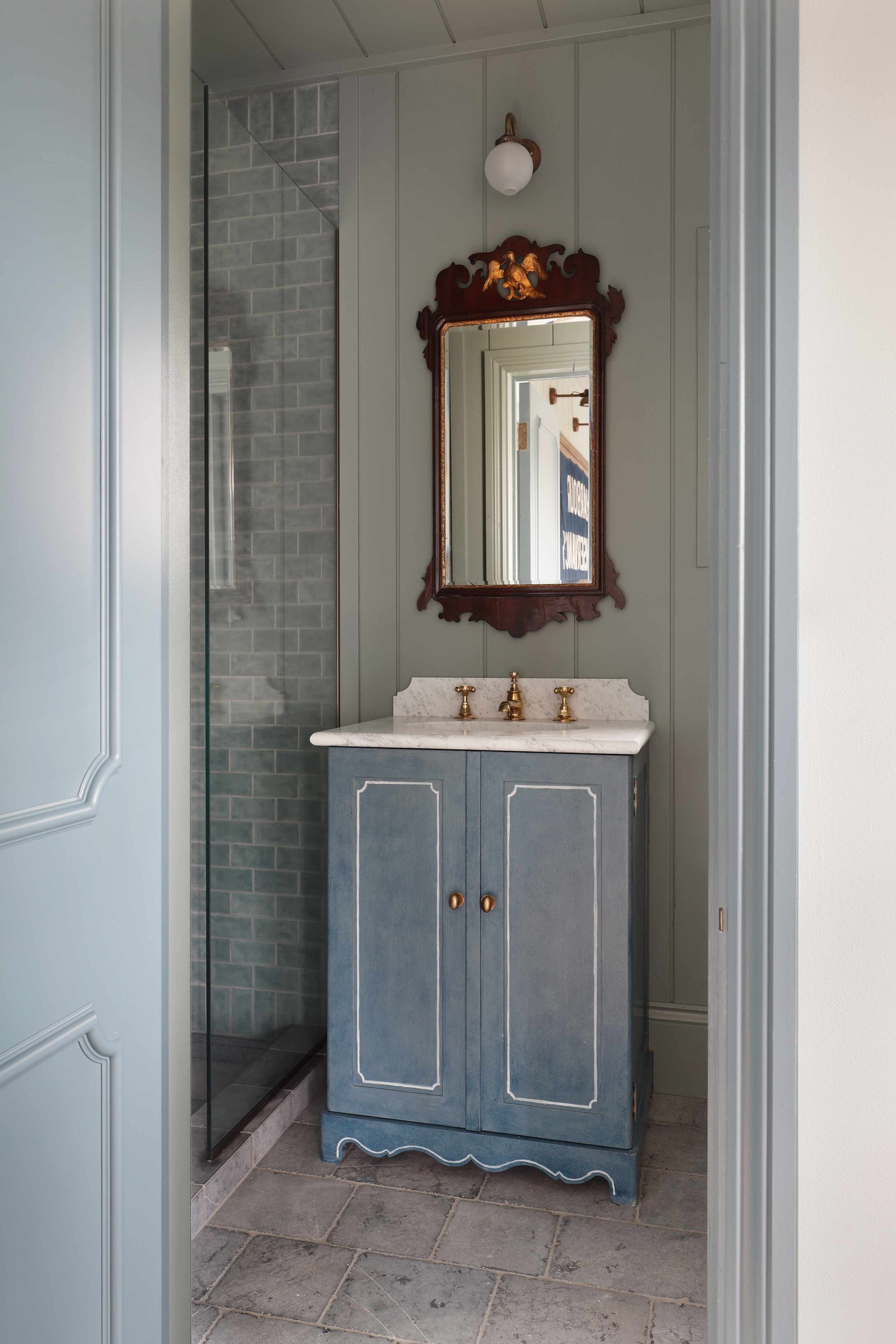 salle de bain bleue et blanche maison de pêcheur rénovée décoration rustique chic The Net Loft
