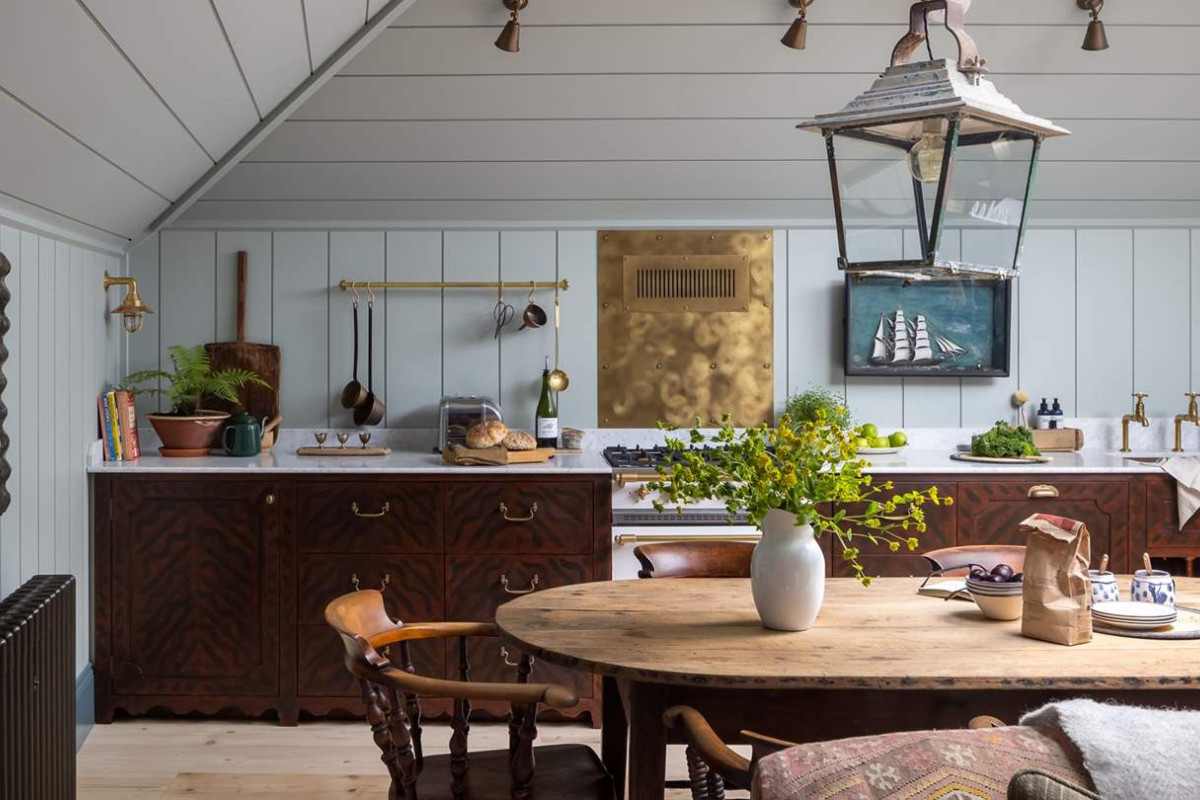 cuisine et salle à manger maison de pêcheur rénovée décoration rustique chic The Net Loft