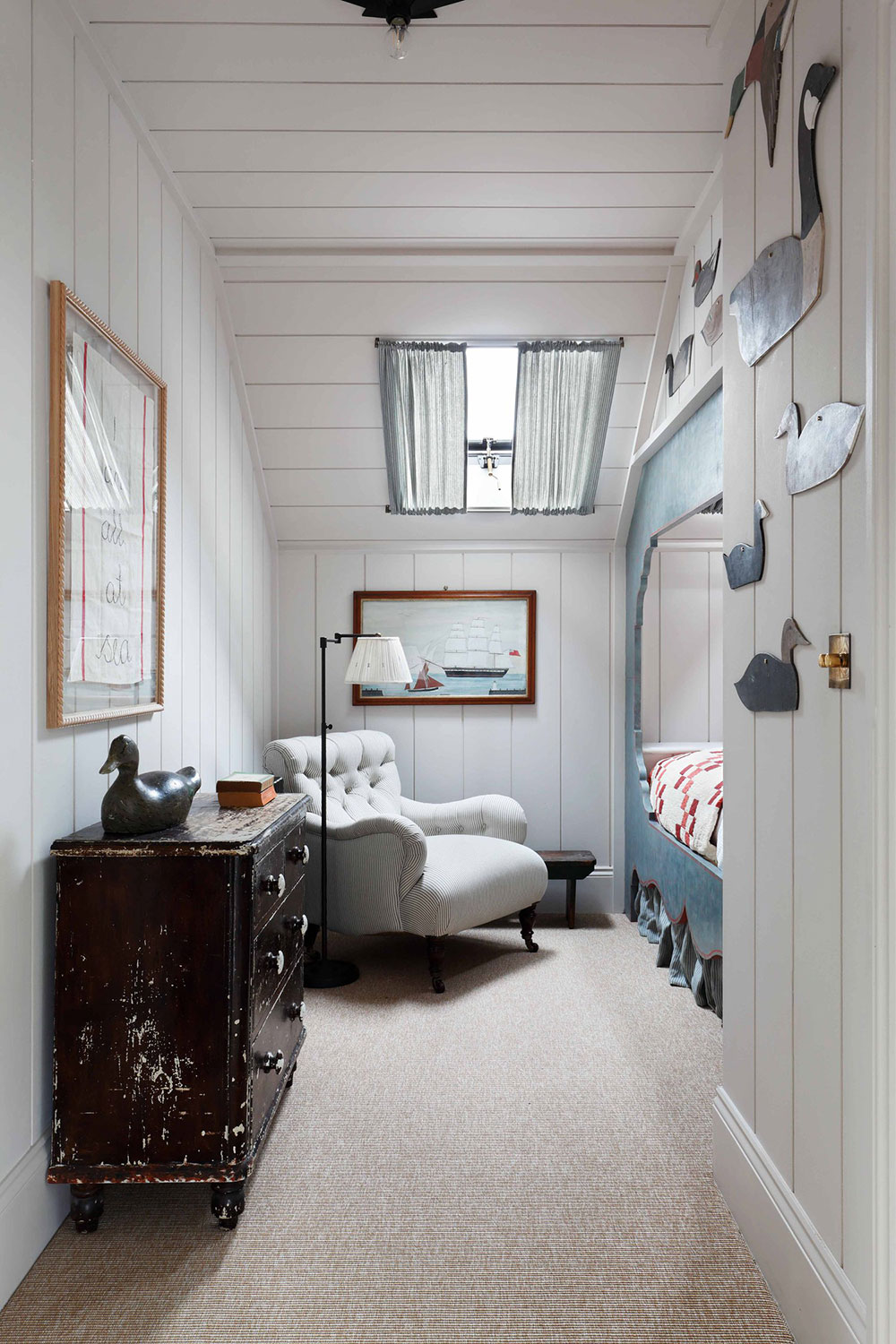 chambre enfant mansardée maison de pêcheur rénovée décoration rustique chic The Net Loft