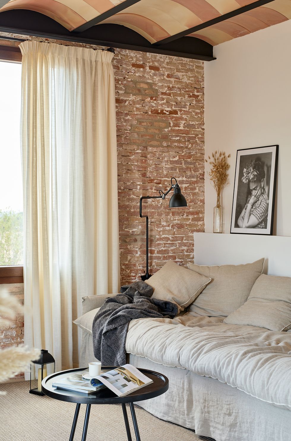 salon murs briques maison rustique à la décoration naturelle et industrielle salon murs briques maison rustique à la décoration naturelle et industrielle