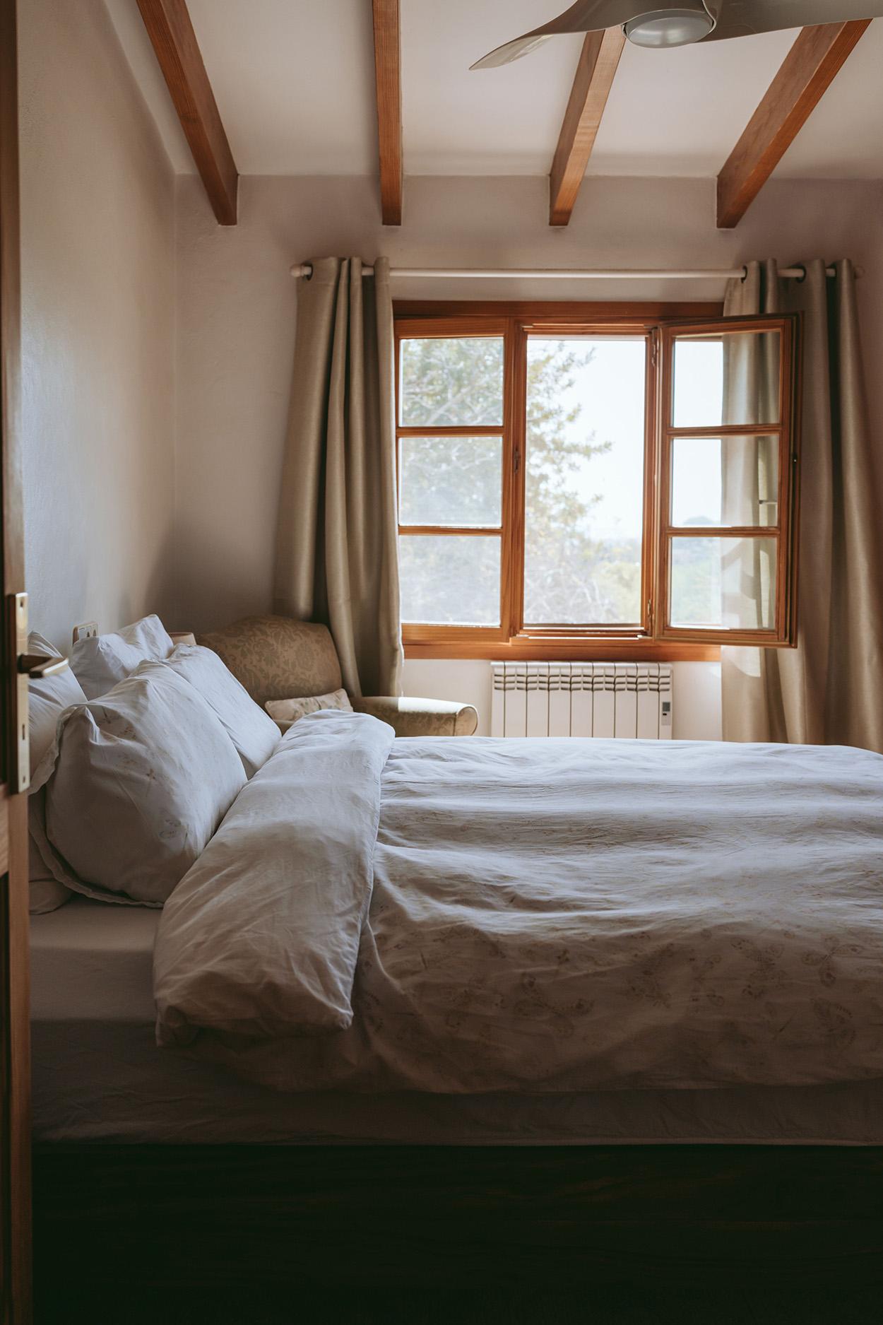 chambre avec poutres maison en pierres chambre avec poutres maison en pierres