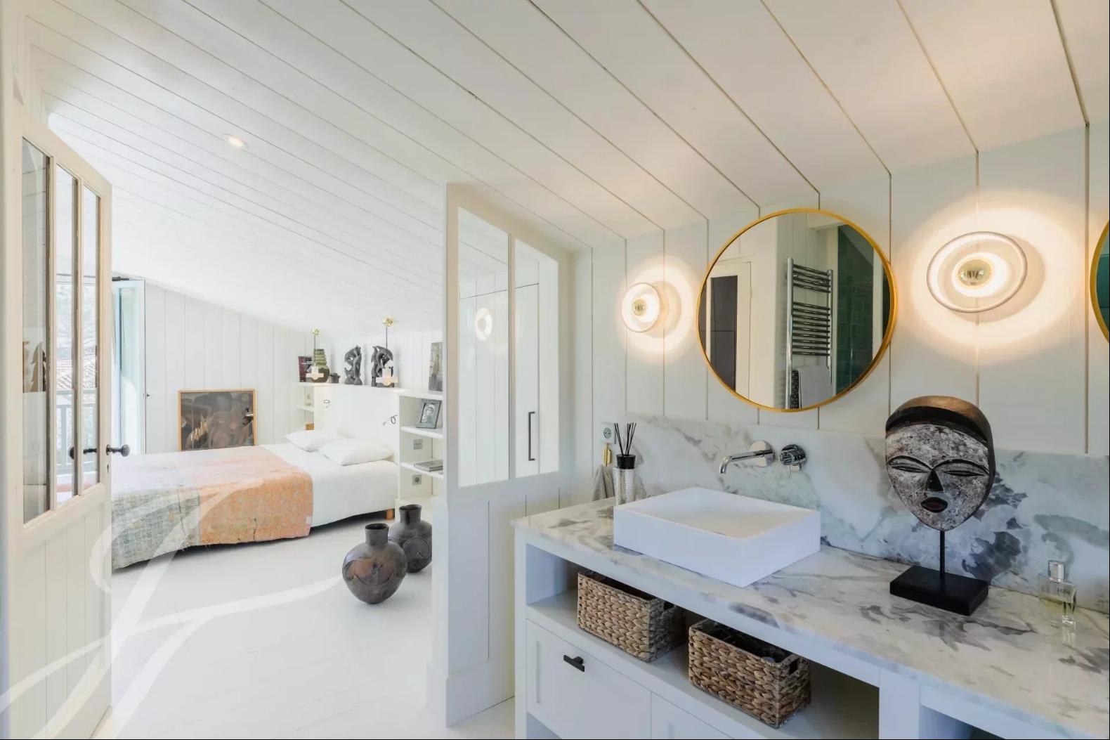 salle de bain blanche maison en bois style Cap Ferret salle de bain blanche maison en bois style Cap Ferret
