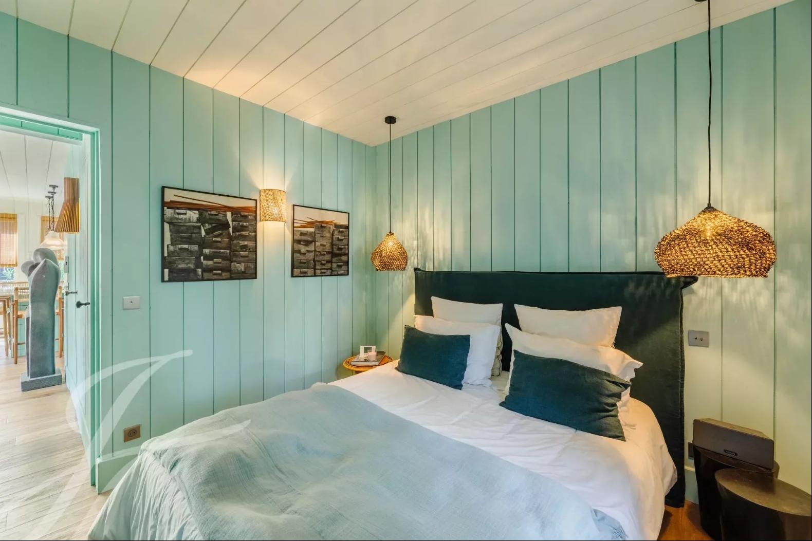 chambre murs bleu turquoise maison en bois style Cap Ferret chambre murs bleu turquoise maison en bois style Cap Ferret