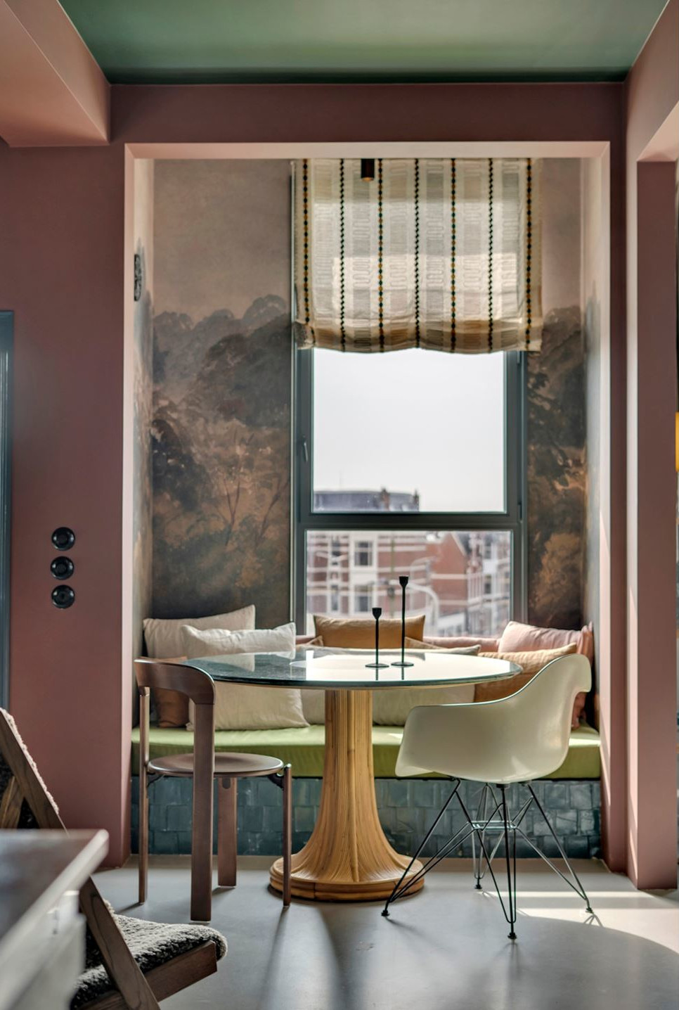 espace repas décoration colorée et vintage