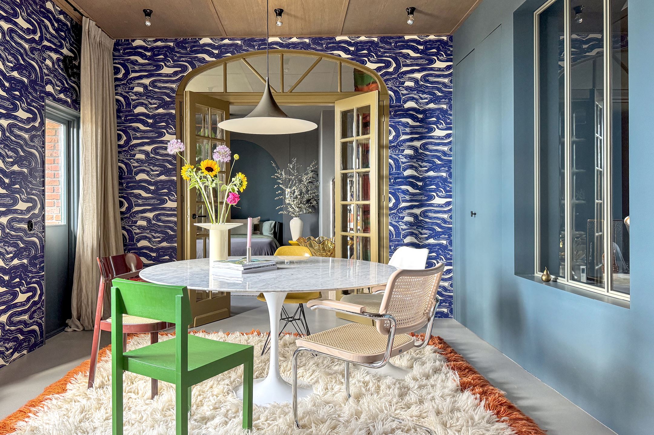 salle à manger décoration colorée et vintage