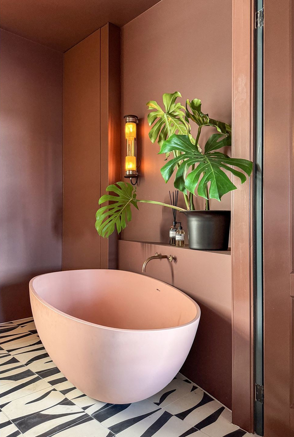salle de bain avec baignoire îlot rose design