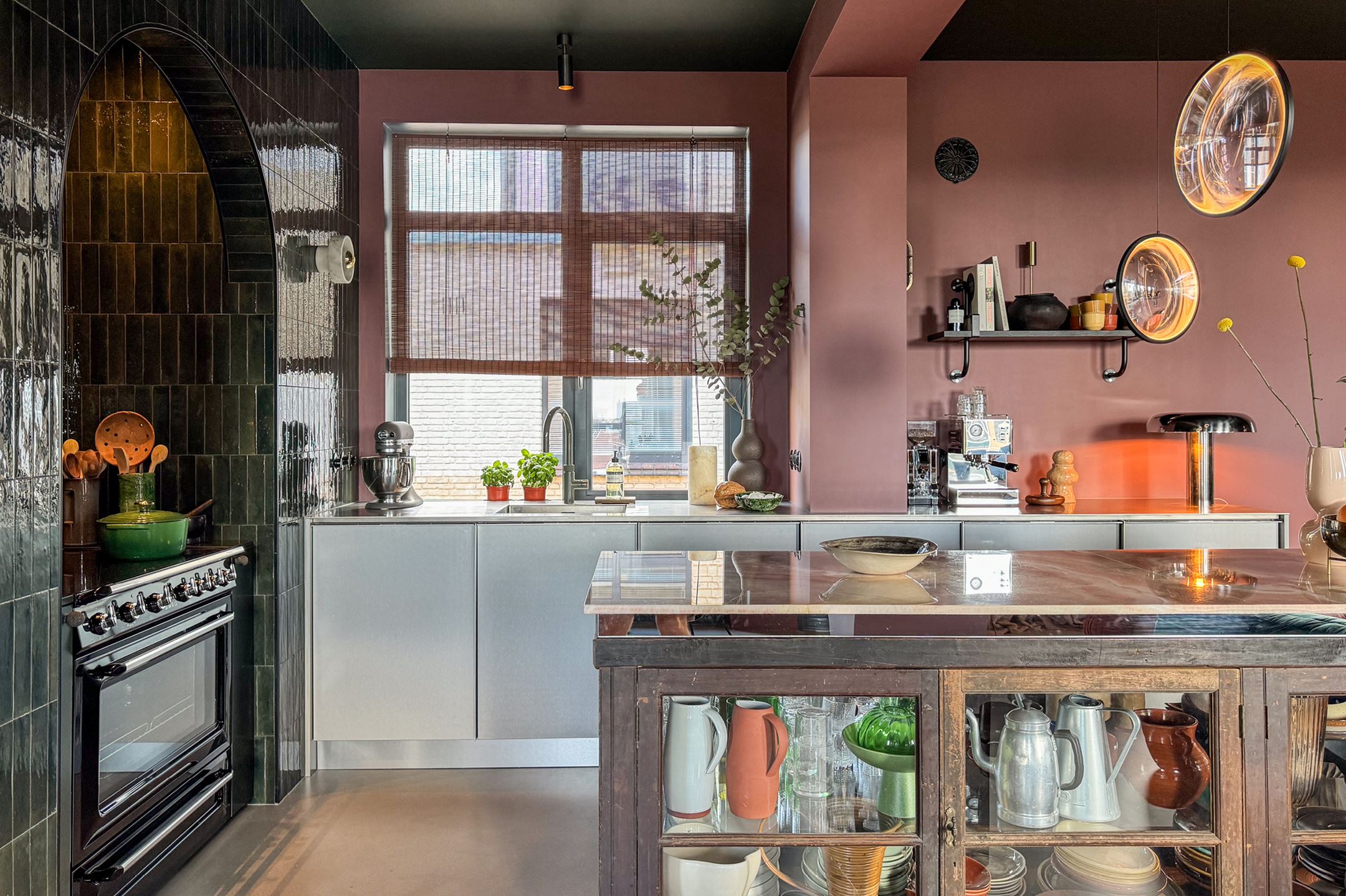 cuisine avec îlot meuble de métier vitrine