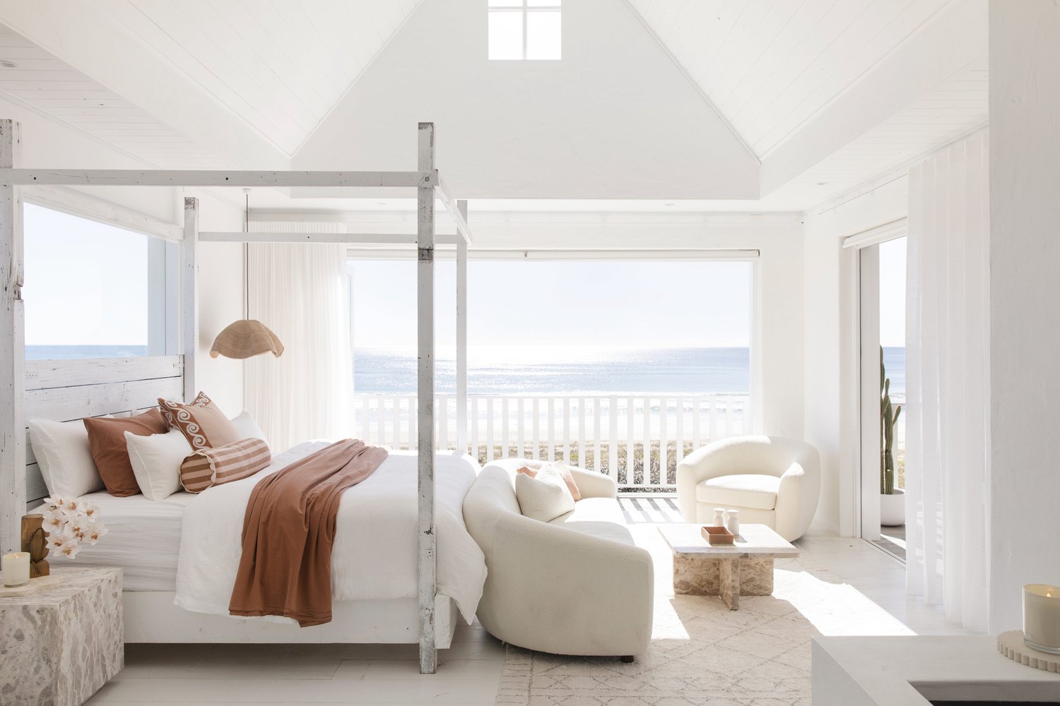 chambre lit à baldaquin maison de plage Australie Rolling Seas décoration blanche chambre lit à baldaquin maison de plage Australie Rolling Seas décoration blanche