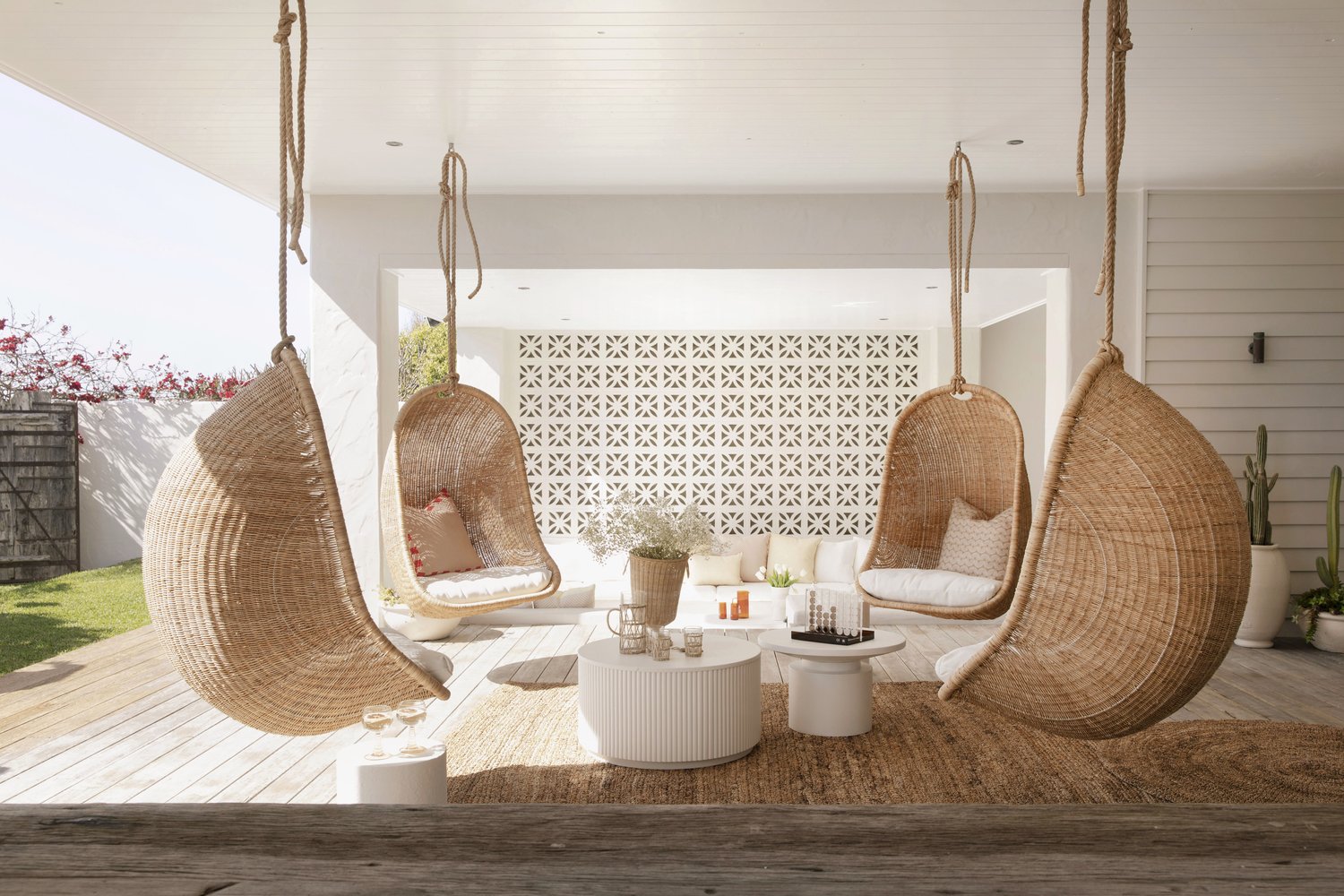 terrasse avec fauteuils suspendus maison Rolling Seas terrasse avec fauteuils suspendus maison Rolling Seas