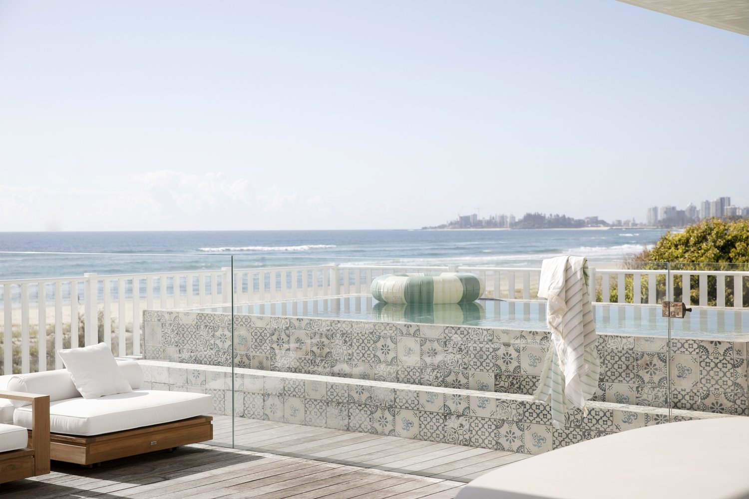 terrasse avec piscine maçonnée maison de plage Australie Rolling Seas terrasse avec piscine maçonnée maison de plage Australie Rolling Seas