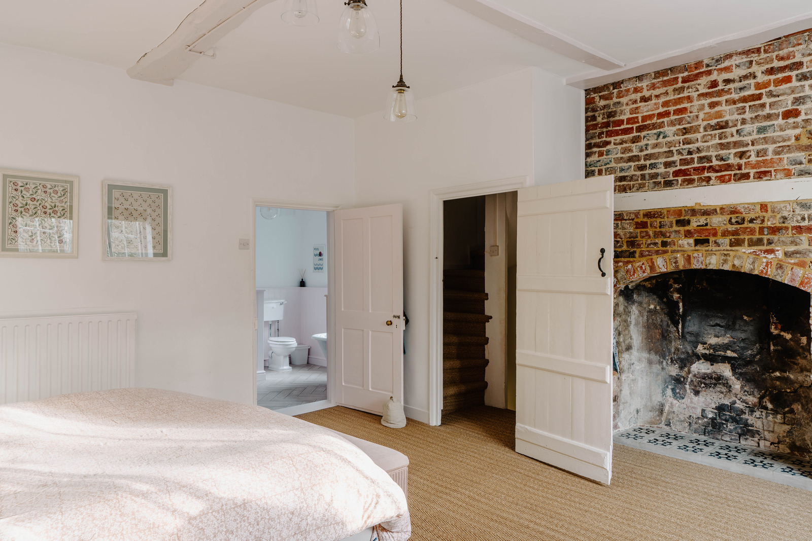 chambre avec cheminée ancienne en briques maison rénovée Angleterre chambre avec cheminée ancienne en briques maison rénovée Angleterre