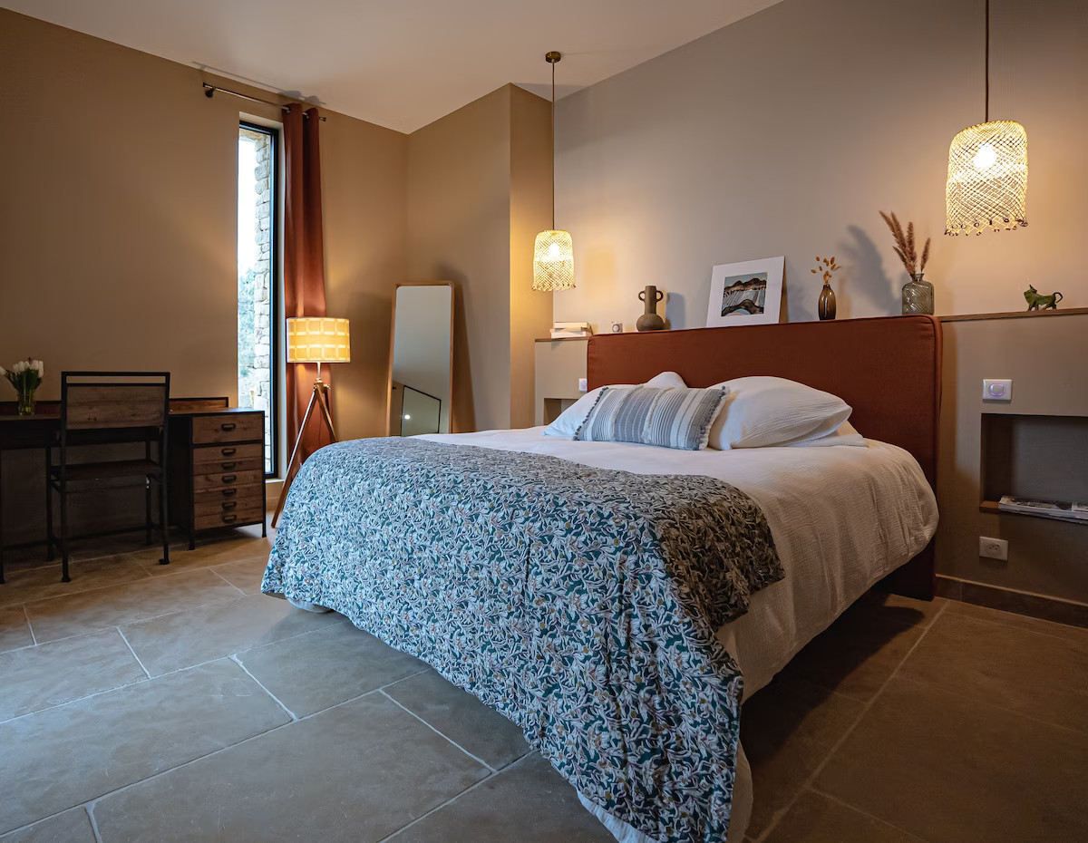 chambre maison en pierres sèches contemporaine avec piscine Gordes villa AVA