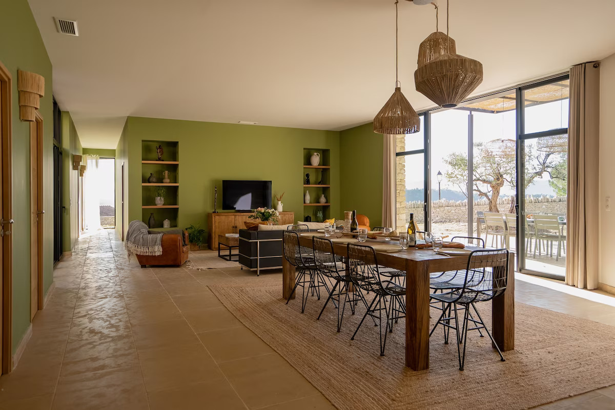 salon mur vert maison en pierres sèches contemporaine avec piscine Gordes villa AVA