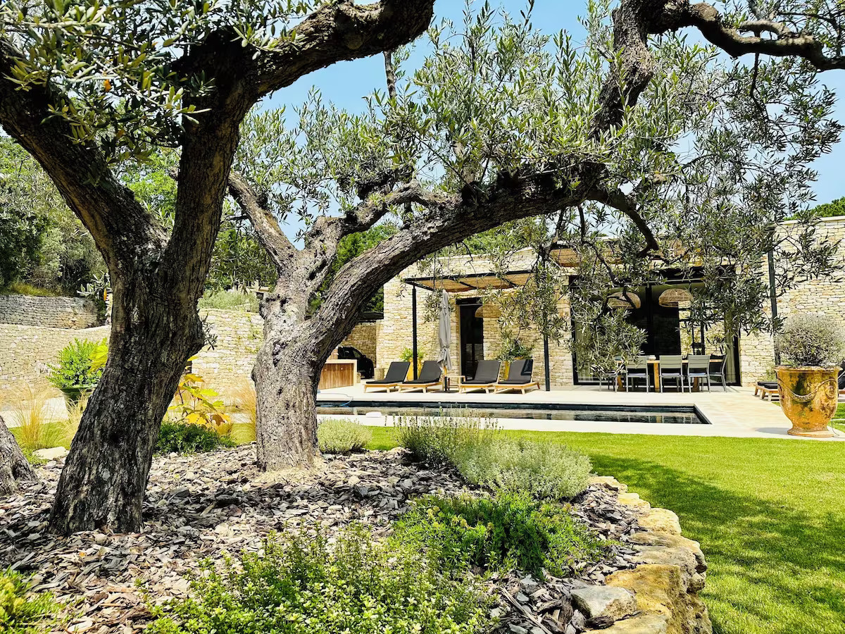 maison en pierres sèches contemporaine avec piscine Gordes villa AVA