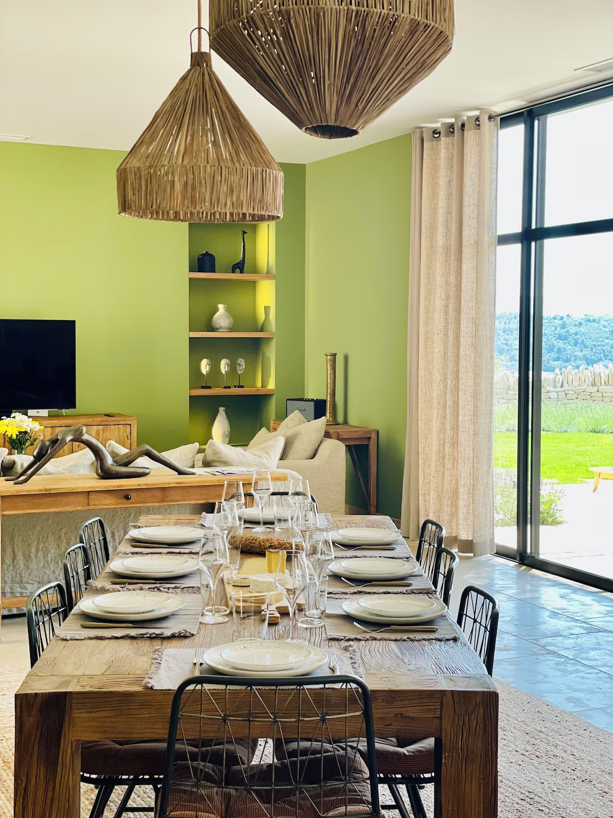 salon mur vert maison en pierres sèches contemporaine avec piscine Gordes villa AVA