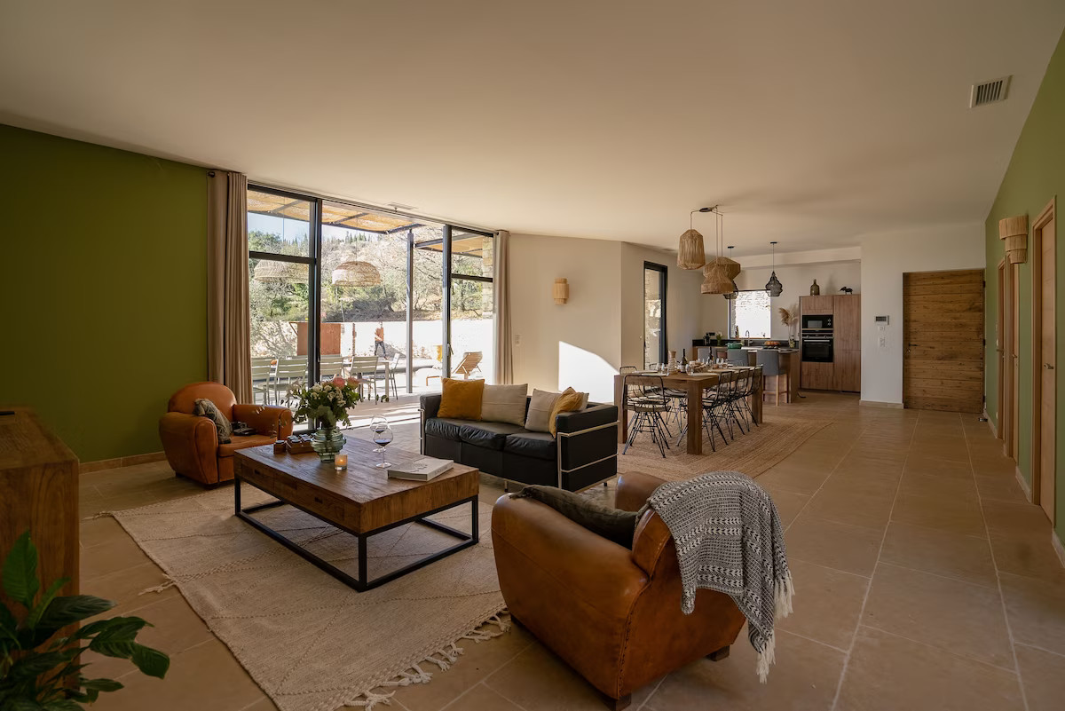 salon mur vert maison en pierres sèches contemporaine avec piscine Gordes villa AVA