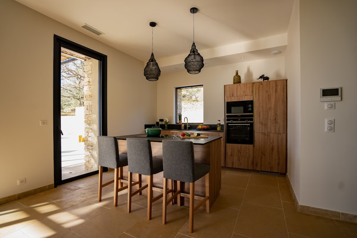 cuisine bois ouverte maison en pierres sèches contemporaine avec piscine Gordes villa AVA